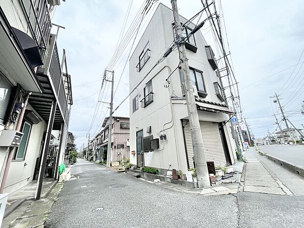 街並みに静かに寄り添いながら、日々の暮らしを穏やかに受け止めてくれる落ち着いた佇まい。