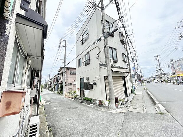 街並みに馴染む落ち着いた佇まいで、周辺環境と調和しながら穏やかな暮らしを育む住まいです。