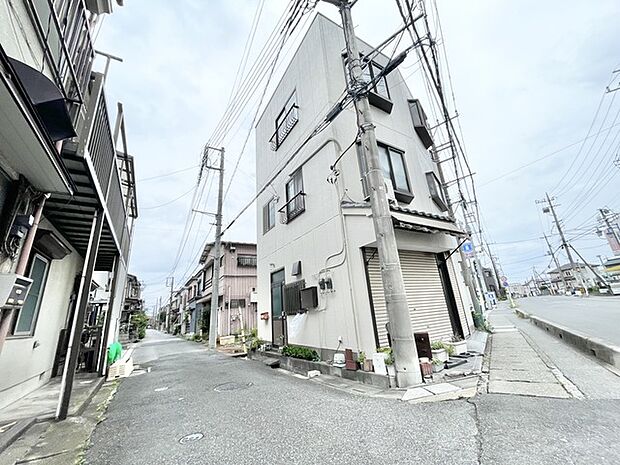 落ち着いた街並みに馴染む、すっきりとしたフォルムが印象的な佇まいです。