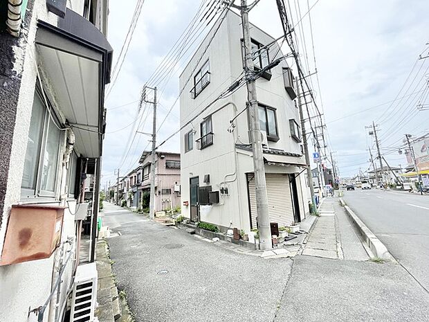 街並みに自然と馴染みながらも、角地に建つことで独自の存在感を放つ佇まいが印象的です。