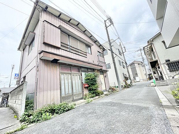 歴史を重ねた街並みに静かに佇む、どこか懐かしさを感じさせる落ち着いた風情の住まい。