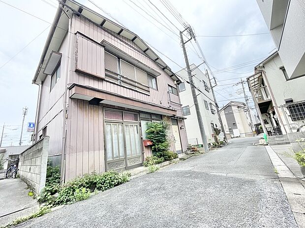 穏やかな街並みに溶け込み、どこか懐かしさを感じさせる落ち着いた佇まいの外観です。
