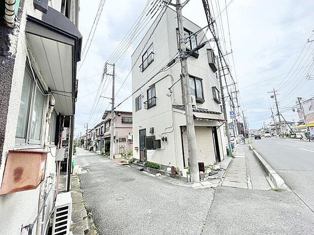 街並みに溶け込みながらも、角地に佇むことで独自の存在感と開放的な落ち着きを醸し出しています。