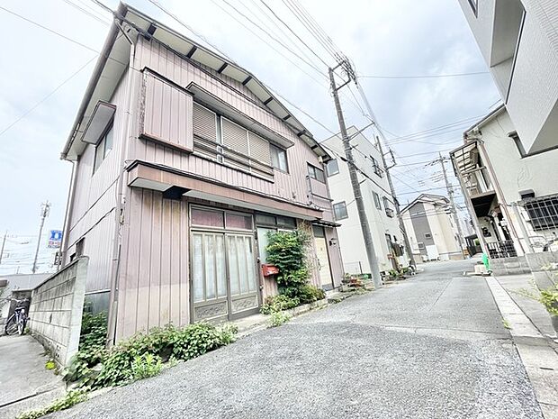 穏やかな住宅街に溶け込み、日々の暮らしに心地よい静けさと落ち着きをもたらしてくれる佇まいです。