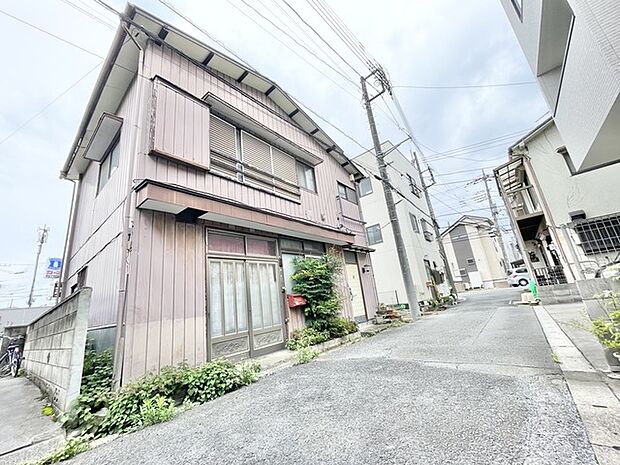 時を重ねた趣ある外観が、周囲の住宅街に馴染み、穏やかな日常の風景を形作っています。