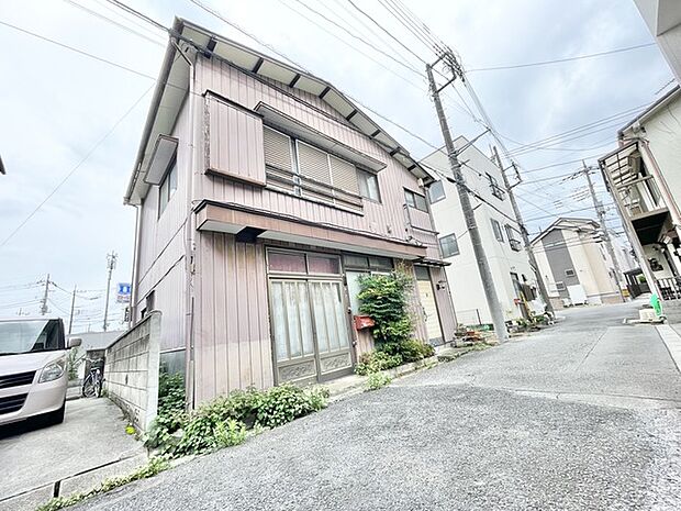 街並みに穏やかに溶け込み、どこか懐かしさを感じさせる落ち着いた佇まいの外観です。