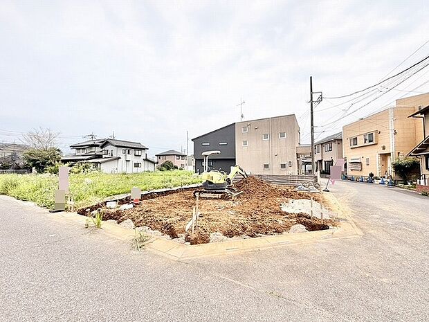 周囲の景観と調和する静かな住宅街に位置し、これからの暮らしを自由に描ける開放的な敷地です。