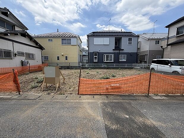 落ち着いた住宅街に位置しており、新しい暮らしを自由に描ける整った広さが魅力の土地です。