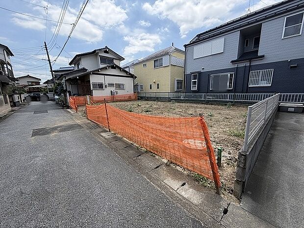 落ち着いた住宅街の一角に位置し、理想の住まいを自由に描ける広がりを感じさせる更地です。