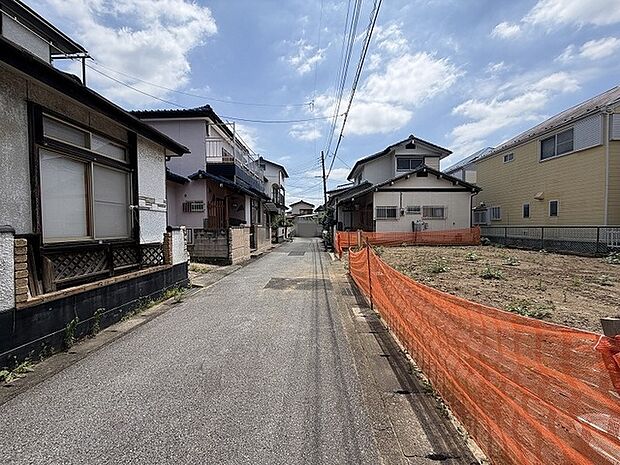 穏やかな空気が流れる住宅街に位置し、日々の暮らしに静かな安らぎをもたらす環境です。