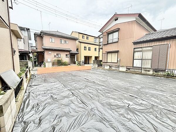 周囲の環境に溶け込みつつ、これから新しい暮らしを想像できる余白が広がる落ち着いた土地の表情です。