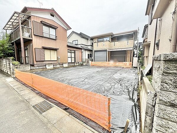 周辺の落ち着いた街並みと調和する、開放感あふれる角地の整形地です。