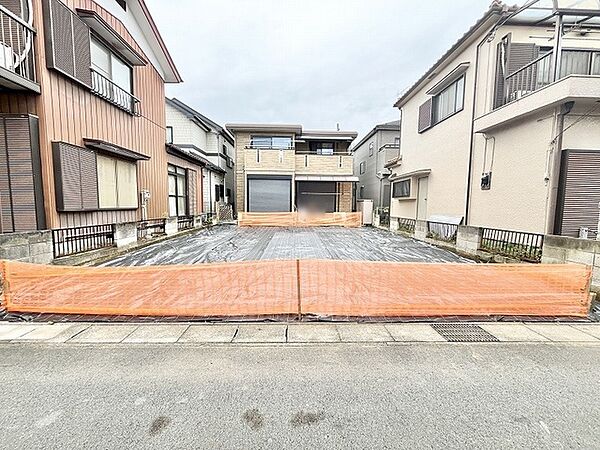 周囲と調和する閑静な住宅街の中で、理想の暮らしを自由に描き出せるゆとりある敷地です。