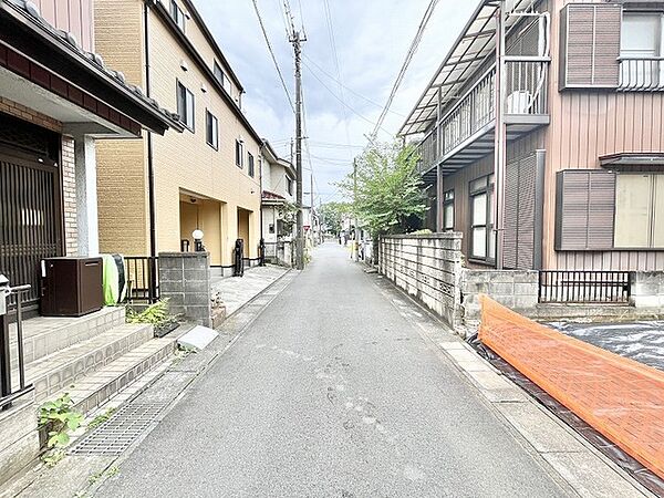 落ち着いた住環境が広がる、穏やかな時間が流れる住宅街の風景です。