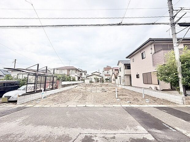 閑静な住宅街の中にあり、周囲の環境と調和したフラットで整った敷地がこれからの暮らしの可能性を広げます。
