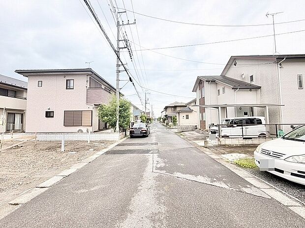 落ち着いた雰囲気の住宅街が広がり、日々の暮らしに穏やかな安らぎを感じさせる環境です。