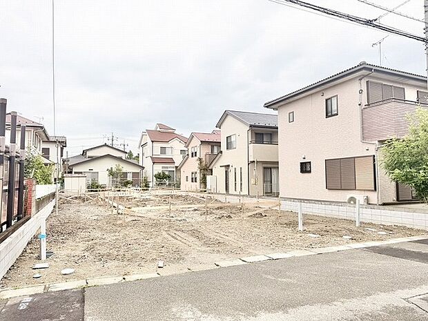 整然とした住宅街に位置する、新しい暮らしの始まりを描ける落ち着いた雰囲気の敷地です。