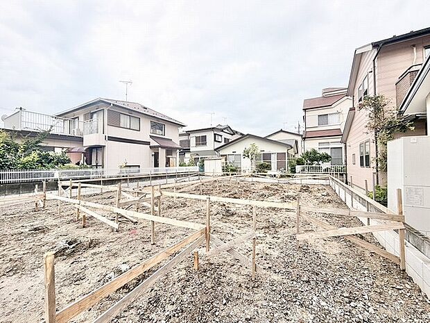周辺の落ち着いた街並みと調和する、ゆとりある敷地が新しい暮らしの可能性を広げてくれます。