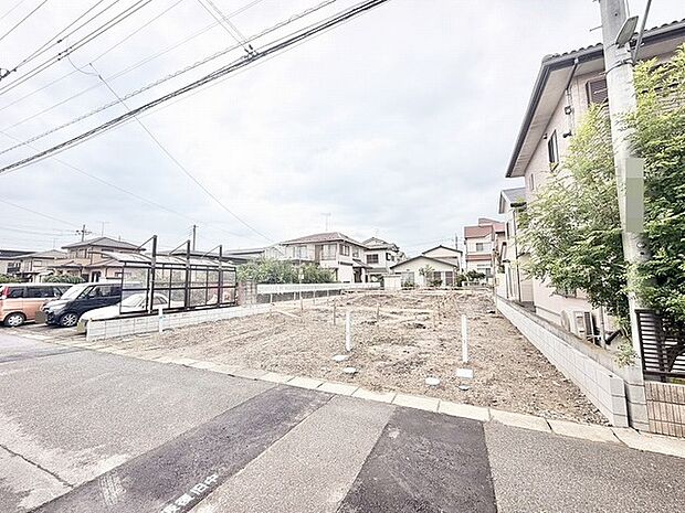 穏やかな住宅街に位置する、理想の暮らしを自由に描き出せる広々とした空間です。