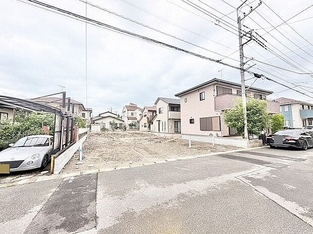 穏やかな空気が流れる住宅街に位置し、理想の住まいを描くための広がりを感じさせる土地です。