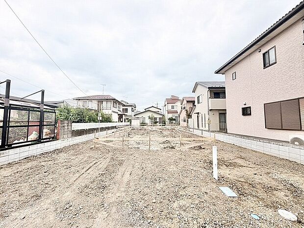 穏やかな住宅地の中に位置し、新しい暮らしの計画を静かに描き出せる開放感のある広がりを感じさせます。