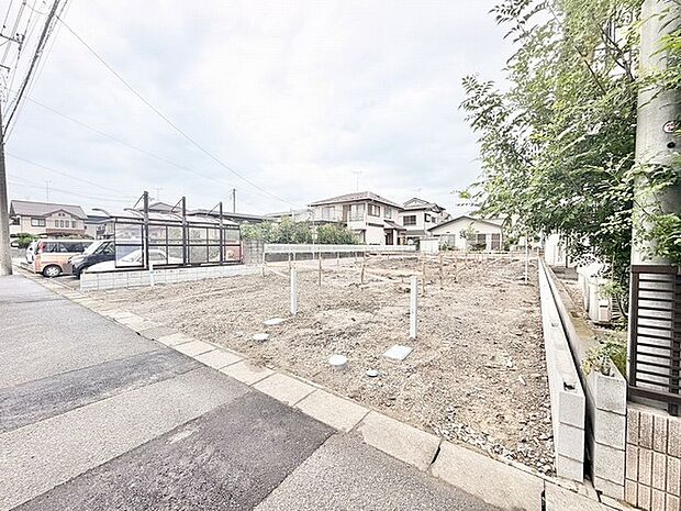 閑静な住宅街の一角にあり、新しい暮らしの始まりを静かに予感させる整った敷地です。
