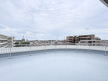視界を遮るものがない開放的な空と、街並みを一望できる心安らぐ眺望が広がっています。