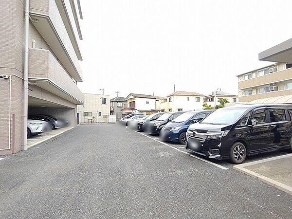 ゆとりあるスペースが確保されており、日々の暮らしに利便性をもたらす落ち着いた景観です。
