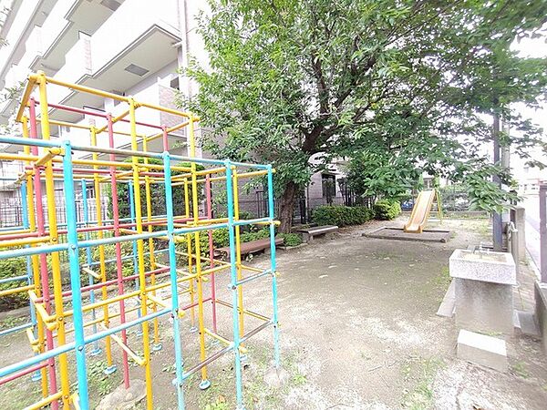 日々の暮らしの中に穏やかな安らぎを感じさせる、緑豊かな風景が広がる住環境です。