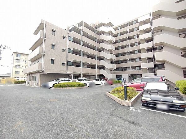 ゆとりある敷地が日々の暮らしに安心感をもたらし、落ち着いた佇まいが心地よい住環境を形成しています。