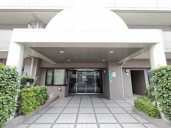落ち着いた佇まいのエントランスが、日々の暮らしに静かな安らぎと誇りをもたらしてくれます。
