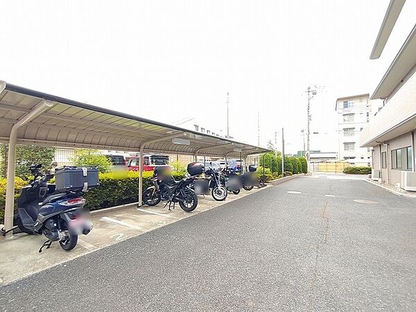 ゆとりある敷地が確保されており、日常の移動をスマートに支える機能的な空間が整っています。