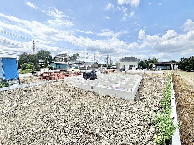 見晴らしの良い開放的な敷地に、新しい暮らしの基礎がしっかりと築かれています。