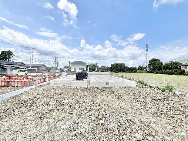 どこまでも広がる空の下、これから始まる新しい暮らしの基盤が静かに整えられています。