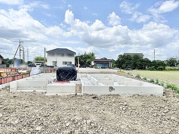 空が広く見渡せる穏やかな環境で、新しい暮らしの基盤が静かに形作られています。