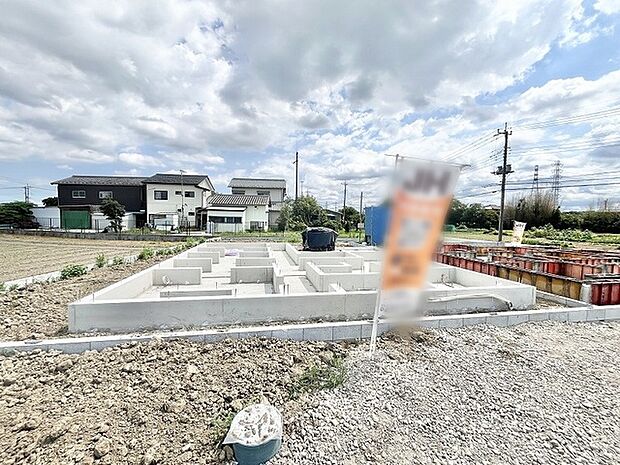 空が広く開放的な環境の中で、新しい暮らしの基盤が静かに形作られています。