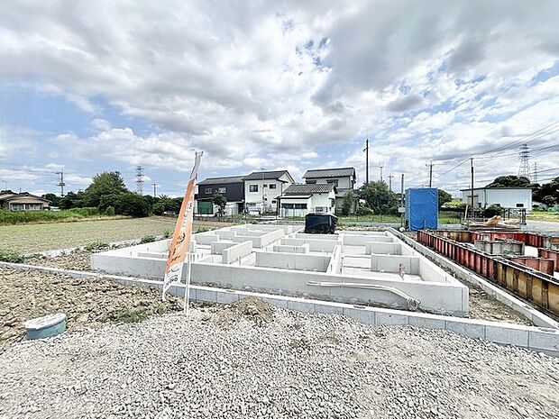 空の広がりを感じる穏やかな環境で、新しい暮らしの基盤が着実に形づくられています。