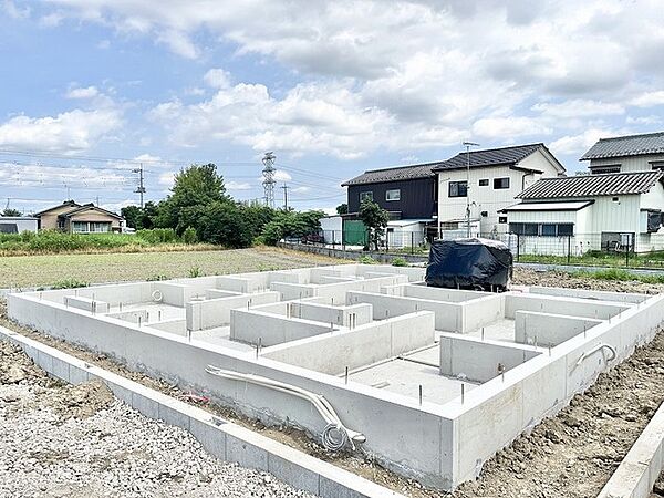 空が広く開放的な環境で、新しい暮らしの始まりを感じさせる穏やかな時間が流れる場所です。