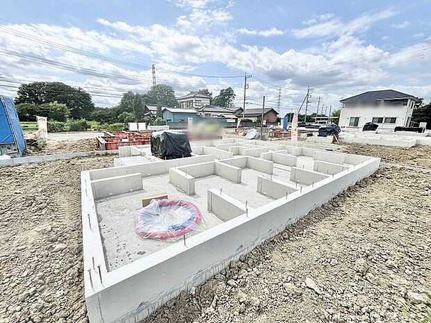 これからの暮らしの土台となる確かな基礎工事が整い、穏やかな空のもとで着実にプロジェクトが進行しています。