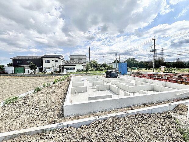 空が大きく広がる開放的な立地に、これから始まる新しい暮らしの基盤が整いました。