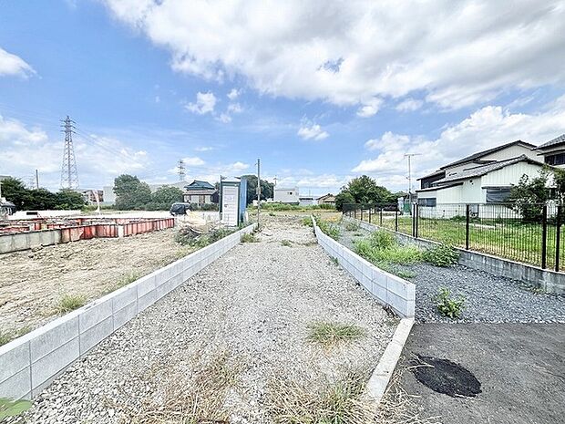 空が広く見渡せる開放的な環境で、新しい暮らしの計画をゆったりと描き出せる土地です。