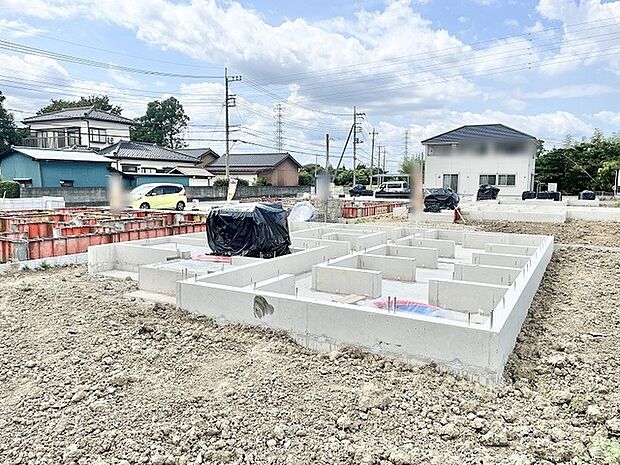 新しい暮らしの礎となる、静かで落ち着いた佇まいの建築現場の様子です。