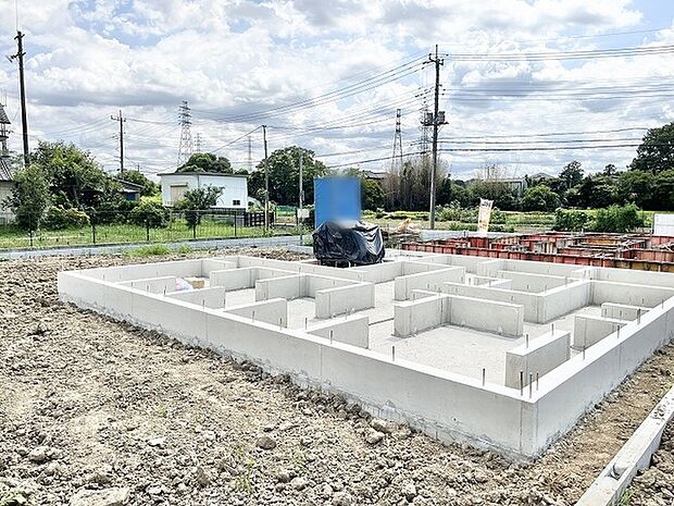 空が広く見渡せる開放的な環境で、これからの暮らしを育むための基礎が整いつつあります。