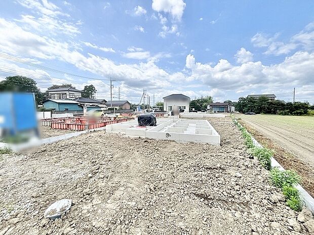 空の広がりを感じる開放的な環境の中で、新しい暮らしの基盤が静かに整えられています。