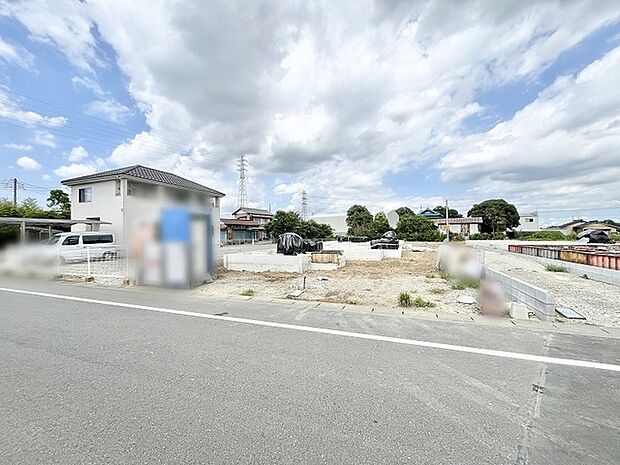 空が広く見渡せる開放的な環境で、新しい暮らしの始まりを感じさせる穏やかな区画です。