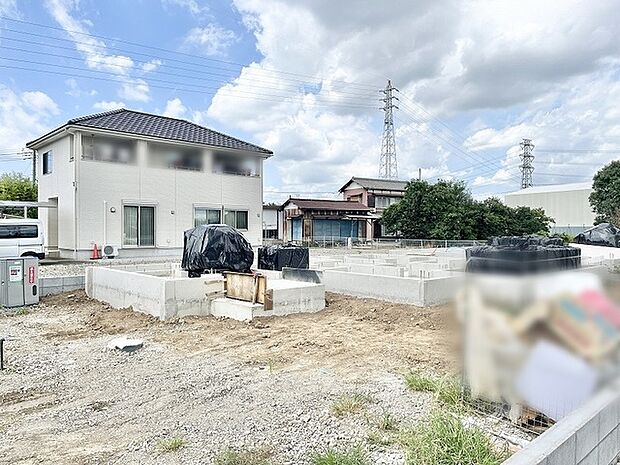 周辺の落ち着いた環境に溶け込み、日々の暮らしの基盤として静かに整えられた区画です。