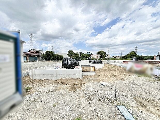 空が広く見渡せる開放的な環境で、新しい暮らしの基盤が静かに形作られていく場所です。