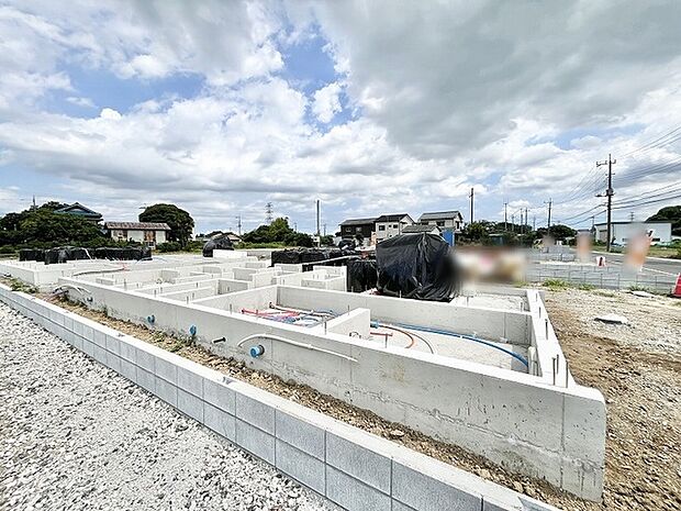空が開け、新しい暮らしの始まりを感じさせる広々とした敷地が整えられています。