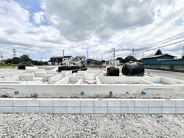 空が広く開放的な環境で、新しい暮らしの基盤が着実に形づくられています。