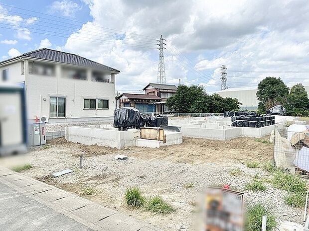 新しい暮らしの基盤となる、穏やかな空気が流れる住環境に佇む広々とした敷地です。